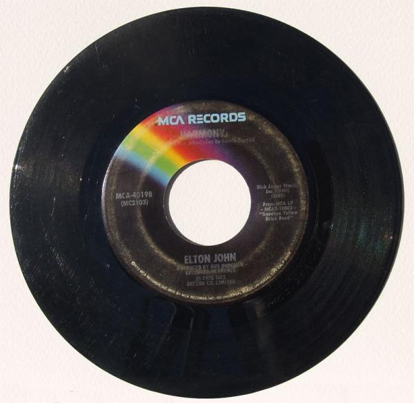 ELTON JOHN BENNIE AND THE JETS 45 RPM RECORD MCA-40198