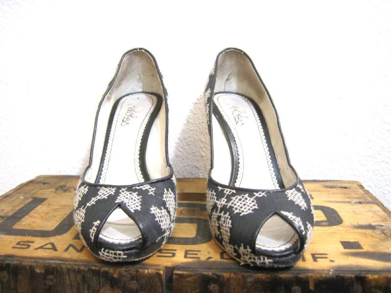 MALOLES Womens Gorgeous Black & White Embroidered Peep Toe Wedge Shoes 