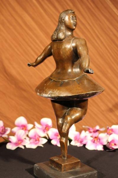 Bronze statue of woman with torch in 2020 | Statue, Bronze 