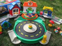 Fisher Price Little People Discovery Village  