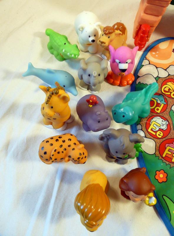 Fisher Price Little People A Z Learning Zoo w 26 Animals Alphabet 